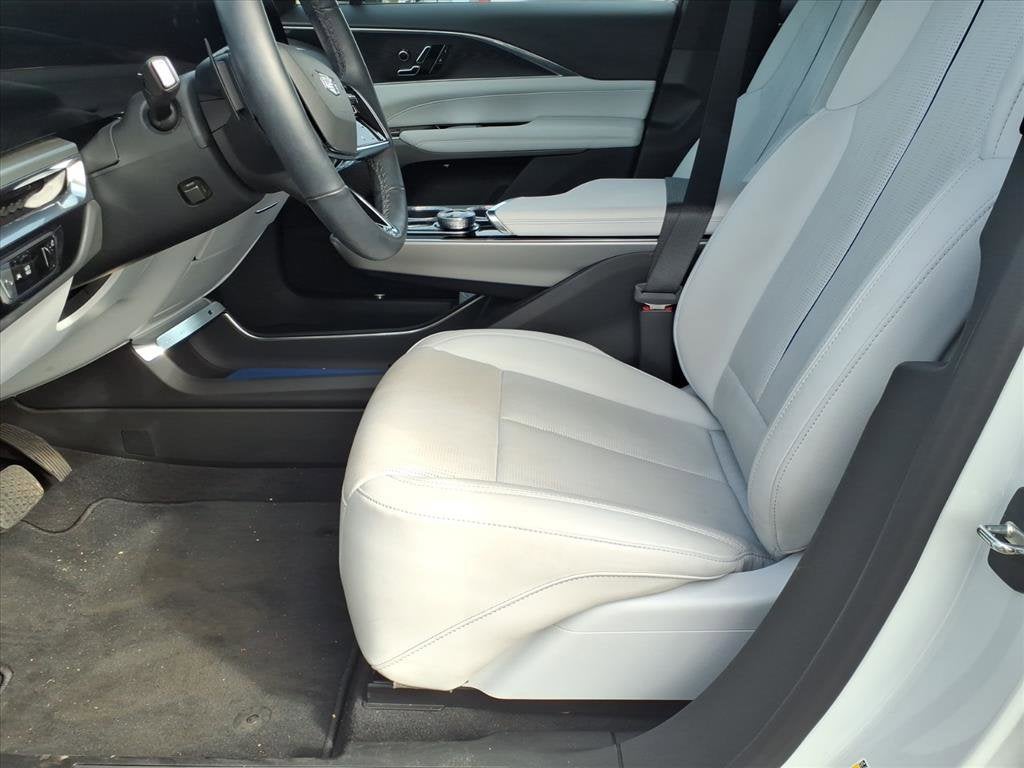 2024 Cadillac LYRIQ Luxury 1